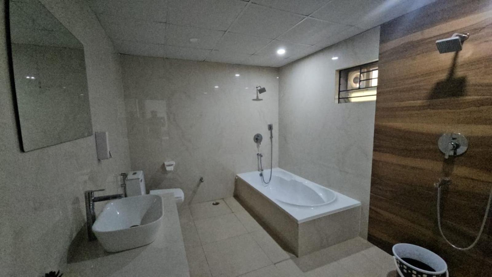 The Nest Bed & Breakfast บูบันเนสชวาร์ ภายนอก รูปภาพ