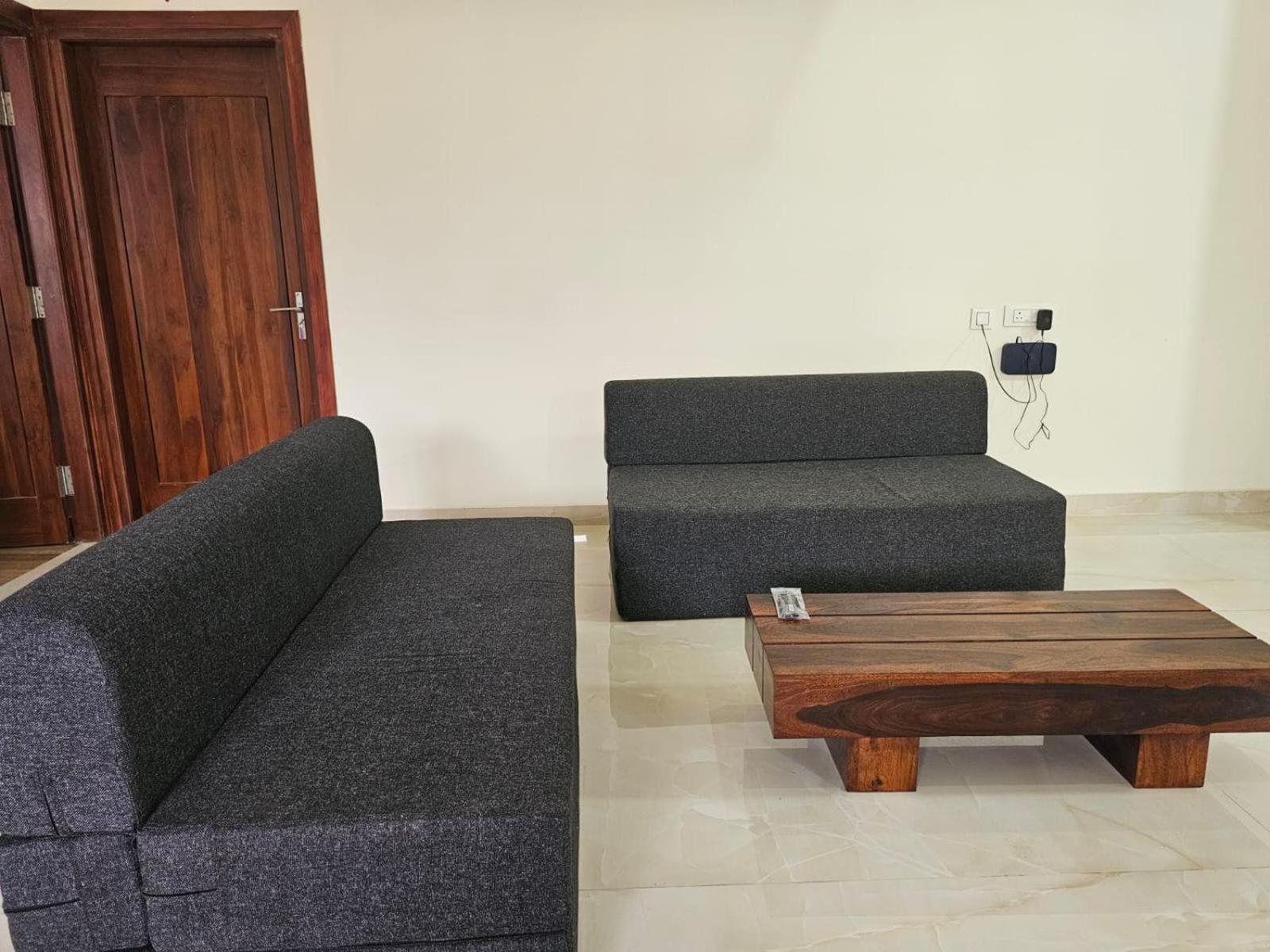 The Nest Bed & Breakfast บูบันเนสชวาร์ ภายนอก รูปภาพ
