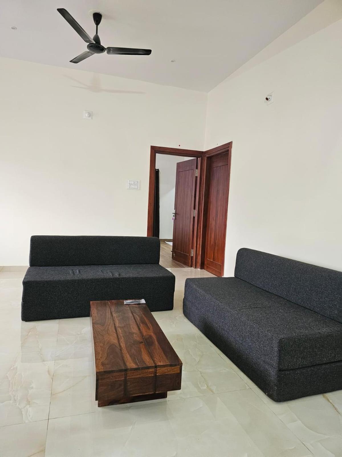 The Nest Bed & Breakfast บูบันเนสชวาร์ ภายนอก รูปภาพ
