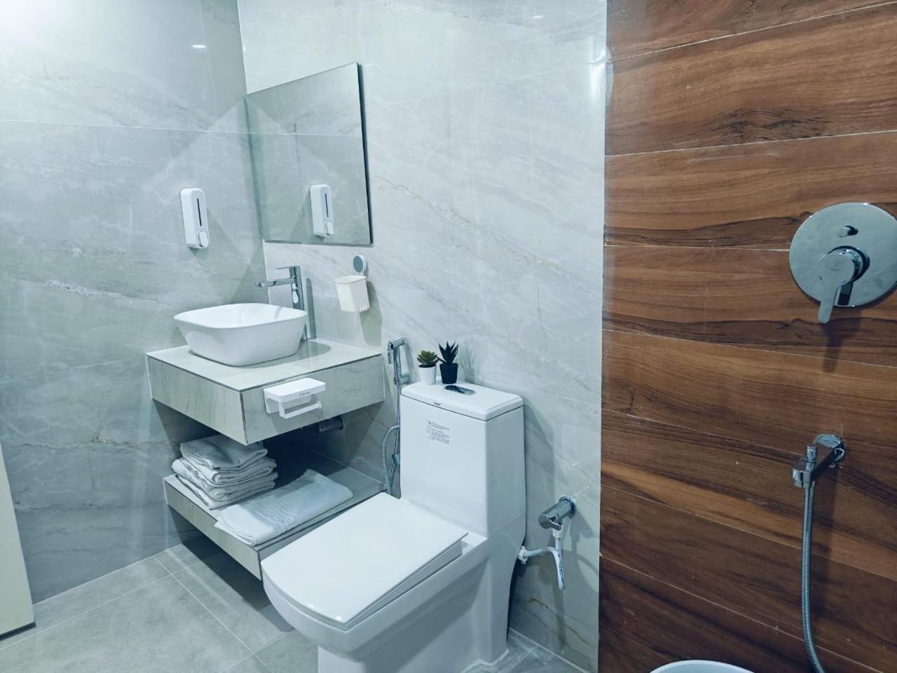 The Nest Bed & Breakfast บูบันเนสชวาร์ ภายนอก รูปภาพ